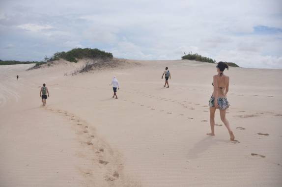 Grupo caminha pelas dunas para o Poço das Pedras, região de Atins, nos Lençóis Maranhenses - MA